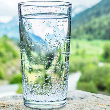 Det här glaset med klart vatten bygger på ett distributionssystem där kondenserade fosfater används för korrosionskontroll i system för distribution av dricksvatten.