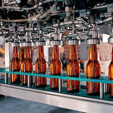 En tillverkningslinje för glasflaskor vid en dryckesanläggning är en påminnelse om hur alkaliniteten kan påverka produkternas slutliga smak och kvalitet.