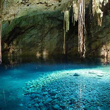 En turkosfärgad pool av vatten skimrar i en grotta. Grundvattenkällor innehåller ofta kväve naturligt i form av ammoniak, nitrit och nitrat.