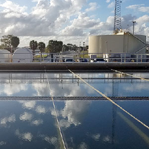 Ett vattenreningsverk övervakar naturliga organiska ämnen som finns i råvattenkällor.