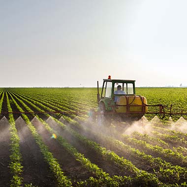 En jordbrukstraktor gödslar grödor och tillför kväve i form av ammoniak.